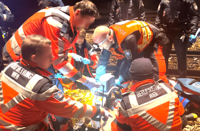 Picture of paramedics of Viennese Emergency Service during trauma resuscitation